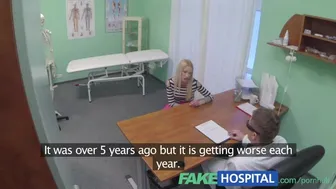 Ο γιατρός της Σαρλατάν κάνει το ξανθό της μουνί να δουλεύει ζεστό