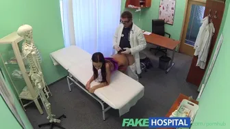 Η λεπτή ομορφιά ζητά τη θεραπεία σπέρματος του γιατρού στην κλινική