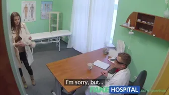 Ψεύτικο νοσοκομείο - γιατρός απορρίπτει τα φάρμακα και συνταγογραφεί ένα καλό γλείψιμο