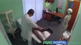Fake νοσοκομείο: g-σημείο μασάζ ενυδατώνει ζεστό καφέ κορίτσι