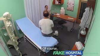 Μια καυτή μαυρομάλλη καθαρίστρια δεν μπορεί να αντισταθεί σε γιατρό με στολή