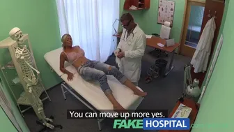 Κοιτάζει το μουνί της ξανθιάς ασθενούς με το πουλί του γιατρού