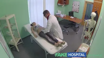 Ο εκπληκτικός Άγγλος ασθενής απολαμβάνει ουρλιάζοντας καθώς ο γιατρός γλιστρά μέσα