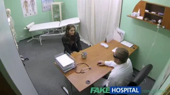Ζεστό κορίτσι με μεγάλο στήθος παίρνει ειδική θεραπεία από το γιατρό
