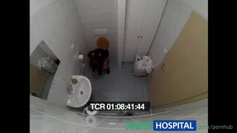 Σε ένα ψεύτικο νοσοκομείο, μια έφηβη με τατουάζ σκύλα απολαμβάνει να είναι γιατρός που απολαμβάνει το γαμήσι