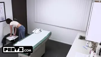 Βοηθός Μητέρα Tini επιτρέπει στο γιατρό να εξετάσει την υπογονιμότητα της, ενώ η νοσοκόμα les