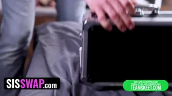 Το δωμάτιο ανταλλαγής των αδελφών Μόστοχα - διεστραμμένα θετά αγόρια ανταλλάσσουν καυτές εφηβικές θετές αδελφές με τους Scarlet Skies και Ginger Grey