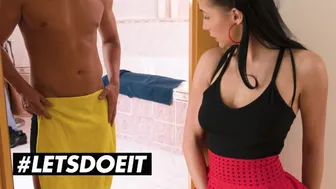Η Νικόλ Λαβ απατά τον πατριό της φίλης της με ένα καυτό απαγορευμένο γαμήσι
