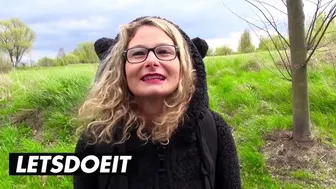 Η ξανθιά Ίζι Μεντόσα καβαλάει άγρια το τεράστιο πουλί στο πίσω μέρος του αυτοκινήτου