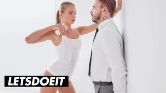 Ξανθός ξελογιαστής Ιβάνα Σούγκαρ χειμώνας μετά από ρομαντική μαλακία με το μεγάλο της αγόρι