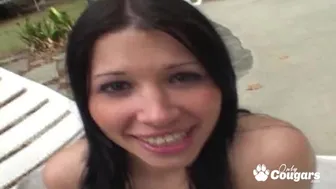 Η Rebeca Linares οδηγεί άγρια προς τα πίσω σε ένα τεράστιο πουλί