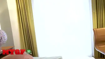 Στα γενέθλια της φίλης μου, το γεμάτο κρέμα στήθος της παίρνει μια γλυκιά απόλαυση