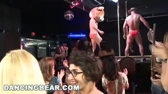 DANCING BEAR - Real Women, Real Horny, Suking Big Dicks σε ένα CFNM Party