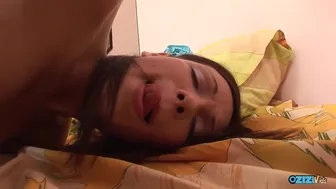 Kinky λεσβίες γλείφουν κύτταρα και τρίβουν υγρό μουνί τους για πλήρη απόλαυση
