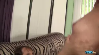 Η Dani Desire τρώει γλυκά με το χαριτωμένο, ιδιαίτερα οπλισμένο αγόρι της