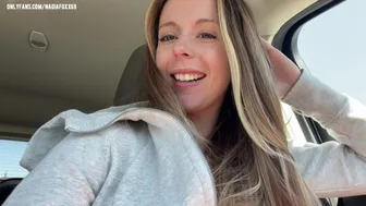 Ημέρα ενός Camgirl: δοκιμή νέων παιχνιδιών σε λωρίδα αυτοκινήτων και εμπορικό κέντρο, σειριακή οργασμικές απολαύσεις