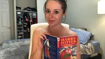 Υστερική Harry Potter ανάγνωση κάθεται σε δόνηση προσθετικά