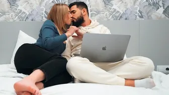 Τέλειος έφηβος αποπλανεί το παρθένο παιδί στο πρώτο ραντεβού - έχει το μυαλό