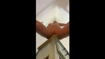 Έφηβη κοπέλα τρίβει το μουνί της άγρια στη γωνία του τραπεζιού σε οργασμό