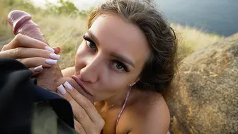 Ωραία ανατολή με ένα τεράστιο πουλί στο στόμα μου και ένα γλυκό πασπαλισμένο