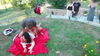 Σ' ένα ομιχλώδες λιβάδι μ' έναν ξένο: γαϊδούρι κι ένα κατσουφιασμένο, ψεκασμένο στο πρόσωπό του!
