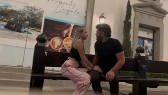 Ξένο κορίτσι με μια καυτή τουρίστρια