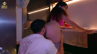Η αδερφή μου η Μόστοχα με ξελογιάζει με κολάν πριν το δείπνο, μετά πηδάει με τον τεράστιο κώλο της
