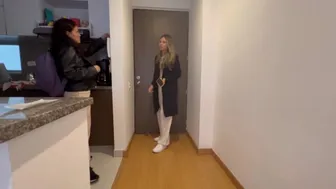 Κάνω τις λεσβιακές επιθυμίες του διπλανού κοριτσιού από ευγνωμοσύνη