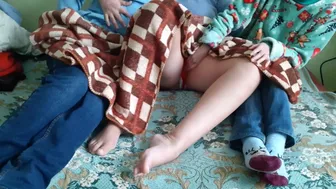 Η αδερφή της κοπέλας μου ρισκάρει το πουλί μου ενώ οι τρεις μας βλέπουμε ταινία