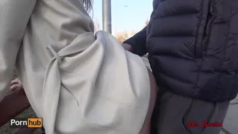 Πραγματικό δημόσιο γαμήσι: Όμορφο κορίτσι στο παγκάκι του πάρκου