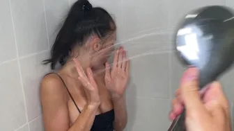 Ζεστός συγκάτοικος κάτω από το κρύο ντους μετά το πάρτι