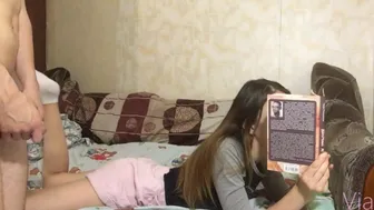 Περίμενε μέχρι να αφήσει το βιβλίο κάτω και να την γαμήσει - Via Hub