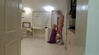 Ο χαριτωμένος κούριερ γύρισε με λουλούδια και πήρε το μεγάλο πουλί του για μια άγρια πίπα