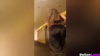 Ψεκάστε στο δωμάτιο του ξενοδοχείου με μια όμορφη γυναίκα