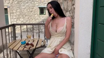 Καυτή κοπέλα με μεγάλα βυζιά με πάθος γλείφει παγωτό σε ένα καφέ του δρόμου