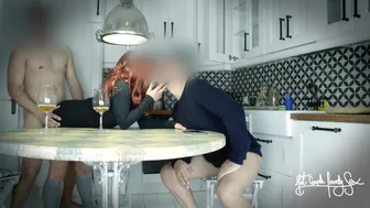 Ο χαριτωμένος άντρας μου φιλάει ενώ ο καλύτερός του φίλος μπαίνει στο μουνί μου!