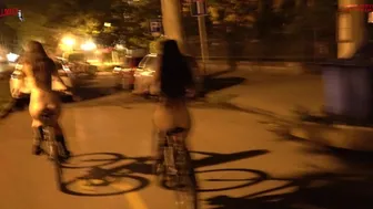 Είμαστε γυμνοί στους δρόμους της πόλης