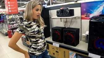 Η Λέτι Μπλακ πηδάει τον φωνητικό δονητή δημοσίως