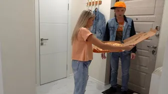 Ο πιτσαδόρος πηδάει την καυλωμένη σκύλα