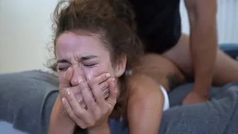 Φωνάζει και φωνάζει όταν έρχεται και χάνει το μυαλό της
