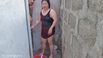 Φιλιπινέζα στο μπάνιο, γαμημένη