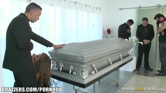 Γαμημένοι δίπλα σε ένα φέρετρο ? - Brazzers
