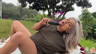 Naty delgado σπρέι με ένα τεράστιο αγγούρι στο πικνίκ!