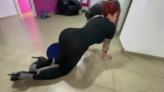 Ντύνεται σαν γατούλα για το αποκριάτικο πάρτι, και ο φίλος της τη γαμάει