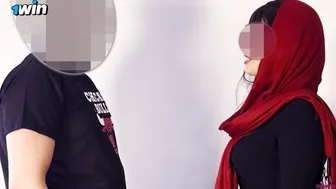 Το δυνατό γαμήσι του 'ραβα Μιλφ δεν αφήνει τον γείτονα να κοιμηθεί, οπότε την καλεί να γαμηθεί