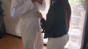 Η έφηβη Ασιάτισσα sucksφάει το πουλί της και γεμίζει το στόμα της στο πλατό