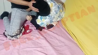 Καυτό Αραβικό μιλφ που γαμήθηκε από τον νεαρό, και θα το σκοτώσει δύο φορές στο κεφάλι του