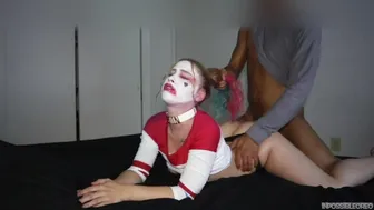 Harley Quinn πιπιλίζει το γιγαντιαίο πουλί σκληρά και το καβαλάει μέχρι να το απολαύσει σε μια νυχτερινή έκδοση