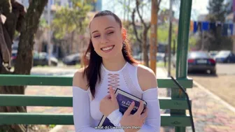 Το ξένο κορίτσι με βοήθησε και την άφησα να με χώσει μέσα