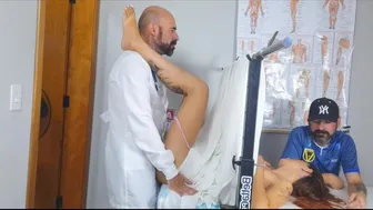 Πηγαίνει τη γυναίκα του στον γυναικολόγο και ο γιατρός παίζει με το μουνί του